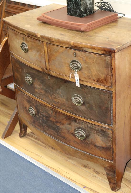 An early 19th century bowfront chest of drawers W.89cm